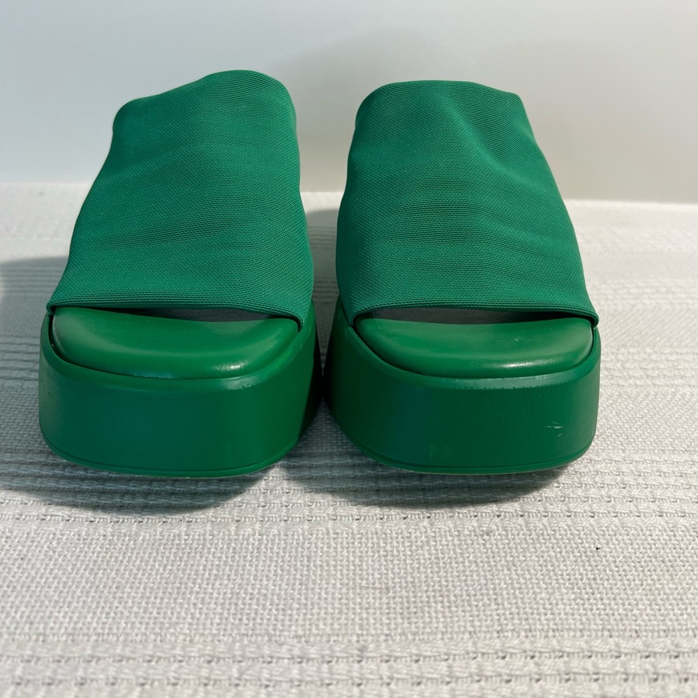 STEVE MADDEN!! Limited Edition Color Sandal